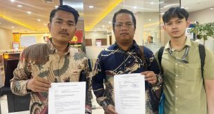 Advokat Rudi Situmorang (kiri) dan timnya, usai membuat laporan di Mabes Polri, Jakarta Selatan, Selasa (10/6/2025).