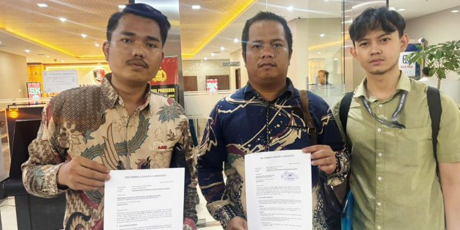 Advokat Rudi Situmorang (kiri) dan timnya, usai membuat laporan di Mabes Polri, Jakarta Selatan, Selasa (10/6/2025).