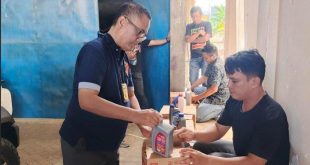 Situasi Penggerebekan dilakukan Tim Direktorat Reserse Kriminal Khusus (Ditreskrimsus) Polda Sulawesi Barat di gudang pupuk yang dijadikan sebagai tempat penyimpanan oli palsu dalam jumlah banyak, di Kecamatan Wonomulyo, Kabupaten Polewali Mandar, pada Minggu (25/5/2025).