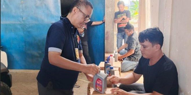 Situasi Penggerebekan dilakukan Tim Direktorat Reserse Kriminal Khusus (Ditreskrimsus) Polda Sulawesi Barat di gudang pupuk yang dijadikan sebagai tempat penyimpanan oli palsu dalam jumlah banyak, di Kecamatan Wonomulyo, Kabupaten Polewali Mandar, pada Minggu (25/5/2025).