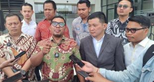 Advokat Charles Situmorang dan tim, sebagai Kuasa Hukum Li Sam Ronyu, memberikan keterangan pers, di Pengadilan Negeri Tangerang (PN Tangerang), Rabu, 25 Juni 2025.