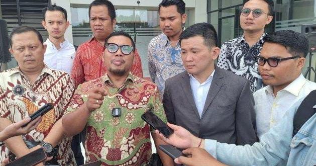 Advokat Charles Situmorang dan tim, sebagai Kuasa Hukum Li Sam Ronyu, memberikan keterangan pers, di Pengadilan Negeri Tangerang (PN Tangerang), Rabu, 25 Juni 2025.