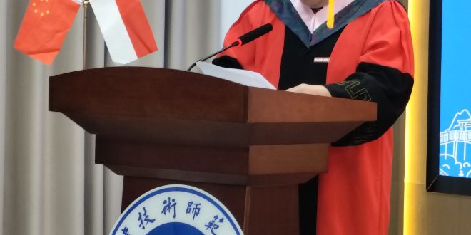 Jaksa Agung Muda Perdata dan Tata Usaha Negara Prof. (H.C.) Dr. R. Narendra Jatna, S.H., LL.M. resmi menerima Gelar Profesor (Guru Besar) Honoris Causa dari Fujian Polytechnic Normal University, salah satu perguruan tinggi terkemuka di Tiongkok, Kamis, 26 Juni 2025 di Kampus Fujian Polytechnic Normal University, Fuzhou, Provinsi Fujian, Tiongkok.
