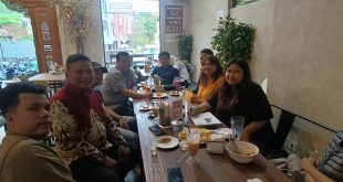 Naomi Nahuway dan Tim Hukumnya saat menggelar konferensi pers, di sebuah warung kopi di kawasan Pulomas, Jakarta Timur, Kamis, 26 Juni 2025.