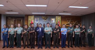 Plt. Wakil Jaksa Agung Prof. Dr. Asep N. Mulyana, S.H., M.Hum. dan Jaksa Agung Muda Pidana Militer (JAM-Pidmil) Mayjen TNI Dr. M. Ali Ridho, S.H., M.Hum, untuk menyambut Prosecutor General of Military Procurate Hod Major General Zhang Jin beserta delegasi, di Menara Kartika Adhyaksa, Kejaksaan Agung, Kamis, 26 Juni 2025.