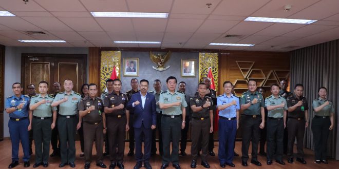 Plt. Wakil Jaksa Agung Prof. Dr. Asep N. Mulyana, S.H., M.Hum. dan Jaksa Agung Muda Pidana Militer (JAM-Pidmil) Mayjen TNI Dr. M. Ali Ridho, S.H., M.Hum, untuk menyambut Prosecutor General of Military Procurate Hod Major General Zhang Jin beserta delegasi, di Menara Kartika Adhyaksa, Kejaksaan Agung, Kamis, 26 Juni 2025.