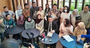 Pengacara kondang Hotman Paris Hutapea bersama keluarga korban pembunuhan tembak menembak saat penggerebekan judi sabung ayam di Kabupaten Way Kanan, Lampung, dalam konferensi pers, di Mal Kelapa Gading, Jakarta Utara, Jumat (4/7/2025).