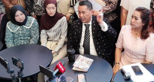 Pengacara kondang Hotman Paris Hutapea dalam konferensi pers di Mal Kelapa Gading, Jakarta Utara, Jumat (4/7/2025).