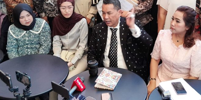 Pengacara kondang Hotman Paris Hutapea dalam konferensi pers di Mal Kelapa Gading, Jakarta Utara, Jumat (4/7/2025).