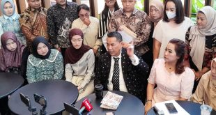 Pengacara kondang Hotman Paris Hutapea dalam konferensi pers di Mal Kelapa Gading, Jakarta Utara, Jumat (4/7/2025).