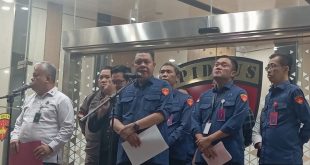 Direktur Penyidikan Jampidsus Kejagung Abdul Qohar dan Kapuspenkum Kejaksaan Agung Harli Siregar saat konferensi pers di Kejagung, Jakarta, Kamis 10 Juli 2025 malam WIB.