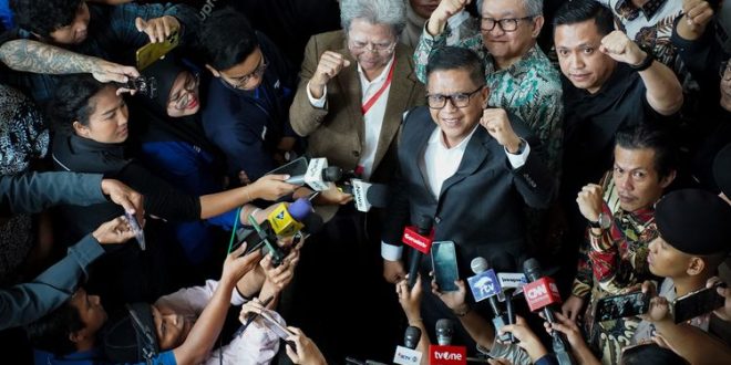 Sekretaris Jenderal Partai Demokrasi Indonesia Perjuangan (PDIP), Hasto Kristiyanto dan Tim Hukumnya.