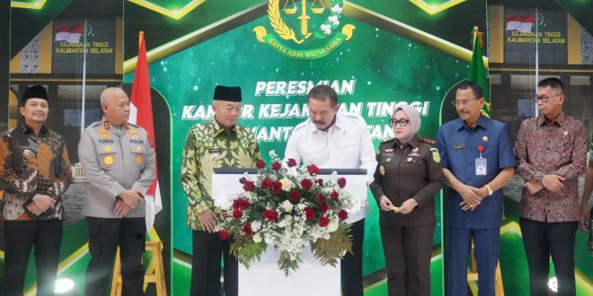 Jaksa Agung Republik Indonesia Sanitiar Burhanuddin meresmikan Gedung Baru Kejaksaan Tinggi Kalimantan Selatan, di Banjarbaru, Kamis (3/7/2025).
