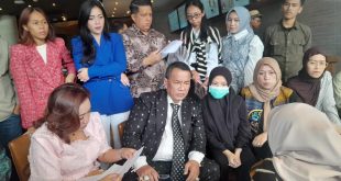 Pengacara kondang Hotman Paris Hutapea mendesak aparat Kepolisian mengusut tuntas kasus Tindak Pidana Perdagangan Orang (TPPO) terhadap remaja asal Lampung di sebuah bar di Jakarta Barat, saat menerima perwakilan korban di Kelapa Gading, Jakarta Utara, Jumat (4/7/2025).