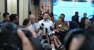 Jaksa Agung Republik Indonesia ST Burhanuddin dan jajarannya dalam penandatanganan Nota Kesepahaman atau Memorandum of Understanding (MoU) tentang “Koordinasi Dalam Mendukung Penegakan Hukum, Perlindungan Kemerdekaan Pers, Peningkatan Kesadaran Hukum Masyarakat, serta Peningkatan Kapasitas Sumber Daya Manusia” dengan Dewan Pers, Selasa 15 Juli 2025.