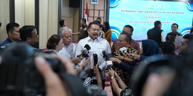 Jaksa Agung Republik Indonesia ST Burhanuddin dan jajarannya dalam penandatanganan Nota Kesepahaman atau Memorandum of Understanding (MoU) tentang “Koordinasi Dalam Mendukung Penegakan Hukum, Perlindungan Kemerdekaan Pers, Peningkatan Kesadaran Hukum Masyarakat, serta Peningkatan Kapasitas Sumber Daya Manusia” dengan Dewan Pers, Selasa 15 Juli 2025.