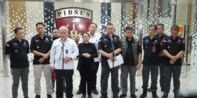 Kejaksaan Agung Tetapkan 4 Orang Sebagai Tersangka Kasus Korupsi Pengadaan Laptop, Eks Menteri Nadiem Makarim Masih Bebas.