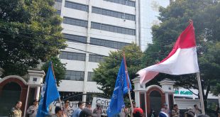 Puluhan aktivis mahasiswa dari Gerakan Mahasiswa Kristen Indonesia Cabang Jakarta (GMKI Jakarta) menggeruduk kantor Menteri Agama di Jalan Lapangan Banteng Barat No. 3-4 Jakarta Pusat, Rabu, 16 Juli 2025.
