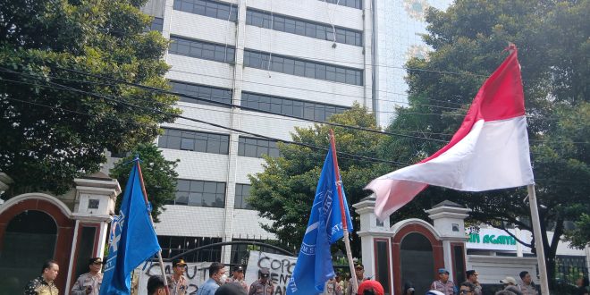 Puluhan aktivis mahasiswa dari Gerakan Mahasiswa Kristen Indonesia Cabang Jakarta (GMKI Jakarta) menggeruduk kantor Menteri Agama di Jalan Lapangan Banteng Barat No. 3-4 Jakarta Pusat, Rabu, 16 Juli 2025.