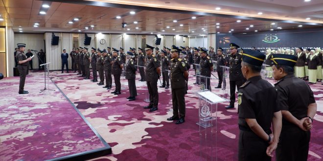 Jaksa Agung Republik Indonesia ST Burhanuddin menggelar pelantikan sejumlah Kepala Kejaksaan Tinggi (Kajati) dan para pejabat Eselon II di Lingkungan Kejaksaan Agung, di Lantai 11 Gedung Utama Kejaksaan Agung, Jakarta, Rabu, 16 Juli 2025.
