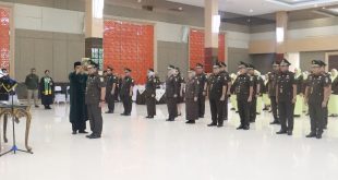 Kepala Kejaksaan Tinggi Riau Akmal Abbas, S.H., M.H. melantik dan memberikan amanat, pada acara pelantikan, pengambilan sumpah jabatan, dan serah terima jabatan Pejabat Eselon III di lingkungan Kejaksaan Tinggi Riau, di Gedung Satya Adhi Wicaksana Kejaksaan Tinggi Riau, pada Kamis 24 Juli 2025.