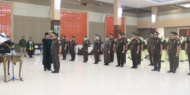 Kepala Kejaksaan Tinggi Riau Akmal Abbas, S.H., M.H. melantik dan memberikan amanat, pada acara pelantikan, pengambilan sumpah jabatan, dan serah terima jabatan Pejabat Eselon III di lingkungan Kejaksaan Tinggi Riau, di Gedung Satya Adhi Wicaksana Kejaksaan Tinggi Riau, pada Kamis 24 Juli 2025.