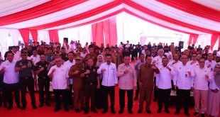 Plt Wakil Jaksa Agung Republik Indonesia Prof. Dr. Asep Nana Mulyana, S.H., M.Hum, bersama Wakil Menteri Koordinator Bidang Politik dan Keamanan RI Letjen TNI (Purn) Lodewijk F. Paulus, serta Tim Desk Koordinasi Peningkatan Penerimaan Devisa Negara (PPDN) meresmikan peluncuran pemanfaatan sisa stockpile bijih bauksit di Desa Tanjung Moco, Kabupaten Bintan, Kepulauan Riau pada Senin 28 Juli 2025.