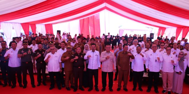 Plt Wakil Jaksa Agung Republik Indonesia Prof. Dr. Asep Nana Mulyana, S.H., M.Hum, bersama Wakil Menteri Koordinator Bidang Politik dan Keamanan RI Letjen TNI (Purn) Lodewijk F. Paulus, serta Tim Desk Koordinasi Peningkatan Penerimaan Devisa Negara (PPDN) meresmikan peluncuran pemanfaatan sisa stockpile bijih bauksit di Desa Tanjung Moco, Kabupaten Bintan, Kepulauan Riau pada Senin 28 Juli 2025.