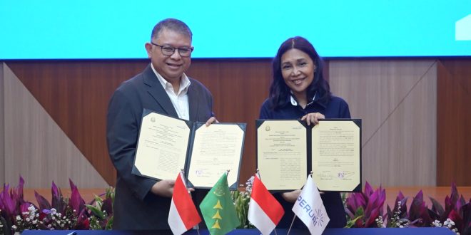 Jaksa Agung Muda Perdata dan Tata Usaha Negara (Jamdatun), Prof. (H.C.) Dr. R. Narendra Jatna, S.H., LL.M., pada acara penandatanganan Perjanjian Kerja Sama (PKS) antara Jaksa Agung Muda Bidang Perdata dan Tata Usaha Negara (Jamdatun) dan Perum Percetakan Uang Republik Indonesia (PERURI), di Ruang Rapat Panca Satya PERURI, pada Rabu, 30 Juli 2025.