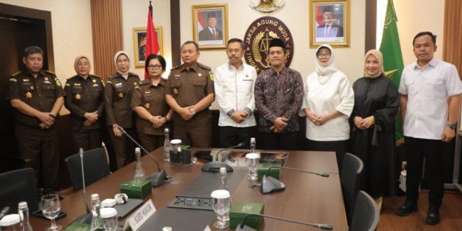 Jaksa Agung Muda Tindak Pidana Umum Kejaksaan Agung (Jampidum) Prof. Dr. Asep N. Mulyana, S.H., M.Hum., menerima audiensi dari Majelis Ulama Indonesia (MUI) yang dipimpin oleh Wakil Sekretaris Jenderal Dewan Pimpinan (Wasekjen DP MUI) Dr. Kyai Arif Fachrudin, M.Ag, di Ruang Rapat Jaksa Agung Muda Bidang Tindak Pidana Umum (Jampidum) Kejaksaan Agung, Jakarta, Rabu 23 Juli 2025.