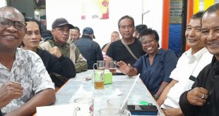 Para Korban Peristiwa 27 Juli 1996 yang tergabung di Forum Komunikasi Kerukunan Korban Kerusuhan Peristiwa 27 Juli 1996 (FKK-124) usai menggelar Konferensi Pers, di Kawasan Menteng, Jakarta Pusat, Selasa malam (12/8/2025).