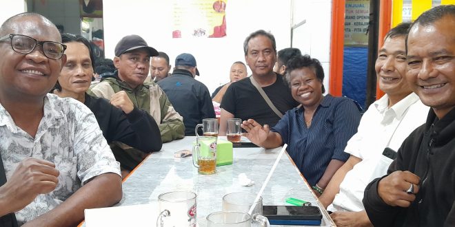 Para Korban Peristiwa 27 Juli 1996 yang tergabung di Forum Komunikasi Kerukunan Korban Kerusuhan Peristiwa 27 Juli 1996 (FKK-124) usai menggelar Konferensi Pers, di Kawasan Menteng, Jakarta Pusat, Selasa malam (12/8/2025).