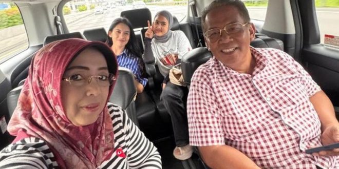 Pakar Hukum Anti Narkotika, Komjen Pol (Purn) Dr Anang Iskandar berswafoto bersama keluarga. (Instagram)