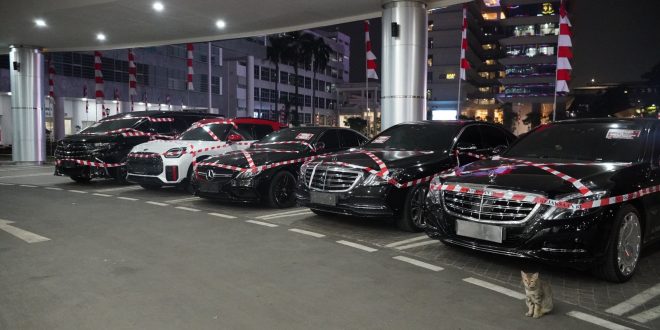 Usut Terus Korupsi Minyak Mentah PT Pertamina, Satgasus Jampidsus Kejagung Sita 5 Mobil Mewah Milik Mafia Migas Riza Chalid.