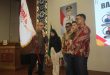 Ketua Umum DPP Barak 106, Martin Siahaan, menyerahkan bendera.