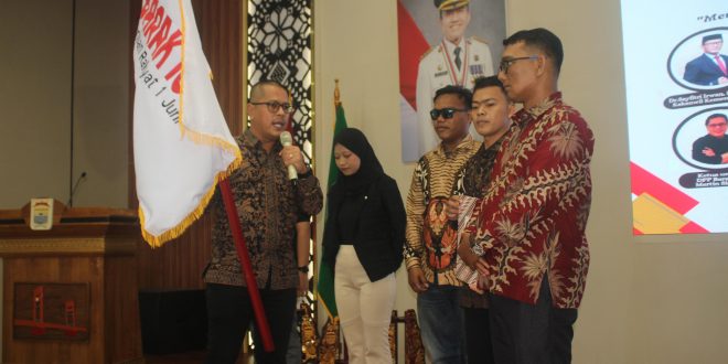 Ketua Umum DPP Barak 106, Martin Siahaan, menyerahkan bendera.