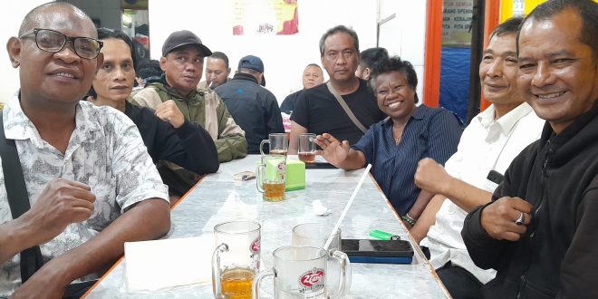 Foto: Ali Husein bersama kawan-kawannya Korban Peristiwa 27 Juli 1996 (Peristiwa Kudatuli) yang tergabung di Forum Komunikasi Kerukunan Korban Kerusuhan Peristiwa 27 Juli 1996 (FKK-124), saat kumpul di Kawasan Menteng, Jakarta Pusat.(Dok)