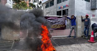 Aksi bakar ban puluhan demonstran yang tergabung dalam Pergerakan Mahasiswa Jabodetabeka Banten (PMJB) di kantor Moratelindo Group milik Terpidana Perkara Korupsi Proyek Base Transceiver Station (BTS) 4G dan Infrastruktur BAKTI Kementerian Komunikasi dan Informatika, Galumbang Menak Simanjuntak dan kawan-kawannya, di Jl. Panataran No. 9, Proklamasi, Jakarta Pusat, pada Senin, 3 November 2025.(Dok)