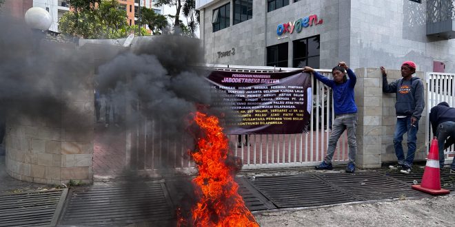 Aksi bakar ban puluhan demonstran yang tergabung dalam Pergerakan Mahasiswa Jabodetabeka Banten (PMJB) di kantor Moratelindo Group milik Terpidana Perkara Korupsi Proyek Base Transceiver Station (BTS) 4G dan Infrastruktur BAKTI Kementerian Komunikasi dan Informatika, Galumbang Menak Simanjuntak dan kawan-kawannya, di Jl. Panataran No. 9, Proklamasi, Jakarta Pusat, pada Senin, 3 November 2025.(Dok)